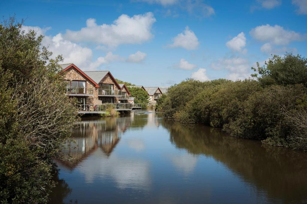 大圣科勒姆KingFisher Hot Tub & log Burner house on Premium lakeside with Resort Facilities的一条河,河的两边有房子