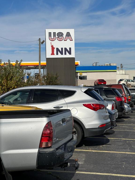 阿尔科USA Inn的停在停车场的一排汽车