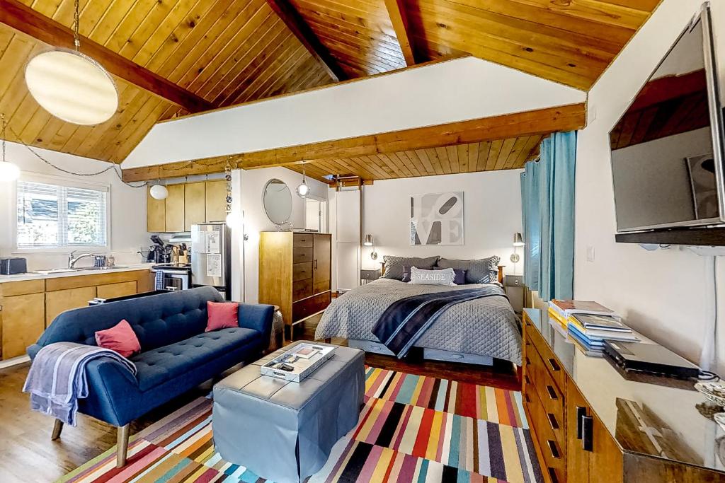 西塞德The Sea Lion的一间卧室配有一张床和一张蓝色的沙发
