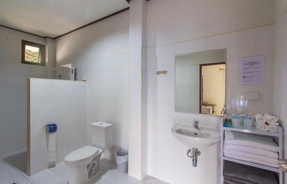 蔻立萨瓦斯蒂家庭住宿及游泳池度假村的白色的浴室设有卫生间和水槽。
