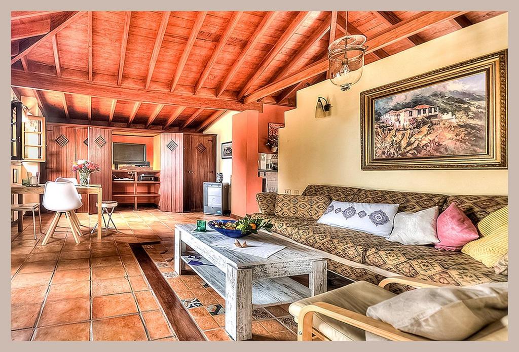 拉奥罗塔瓦Finca Cebollino的客厅配有沙发和桌子