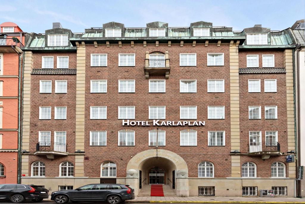 斯德哥尔摩卡勒普兰贝斯特韦斯特酒店的一座大型红砖建筑,带有Karimov酒店的话语
