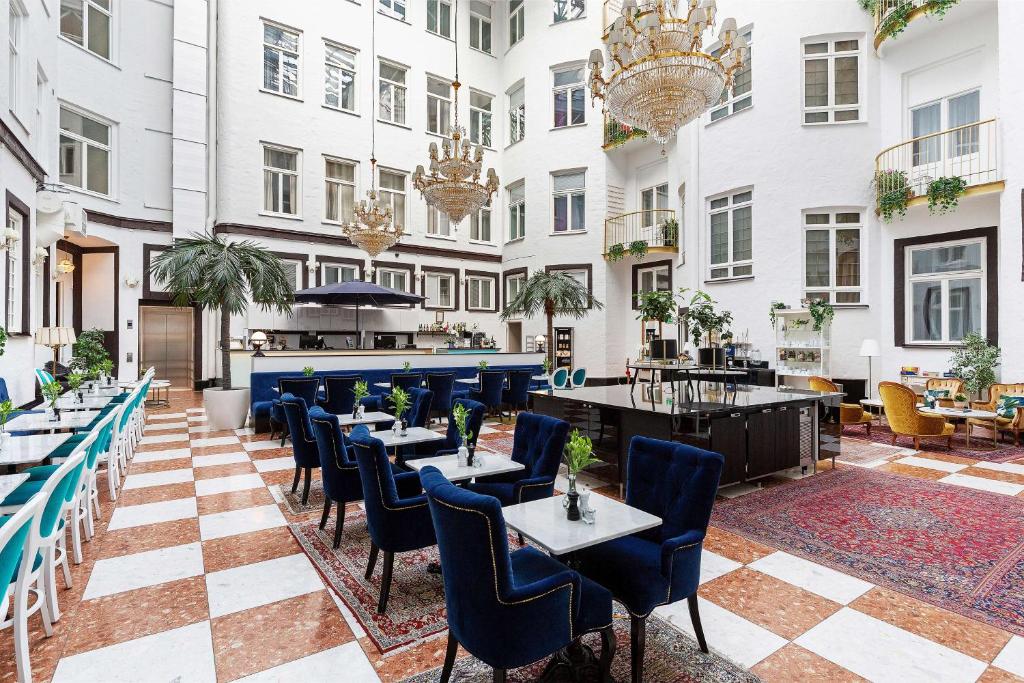 斯德哥尔摩本特利贝斯特韦斯特酒店的一个带桌椅的户外庭院和一间餐厅