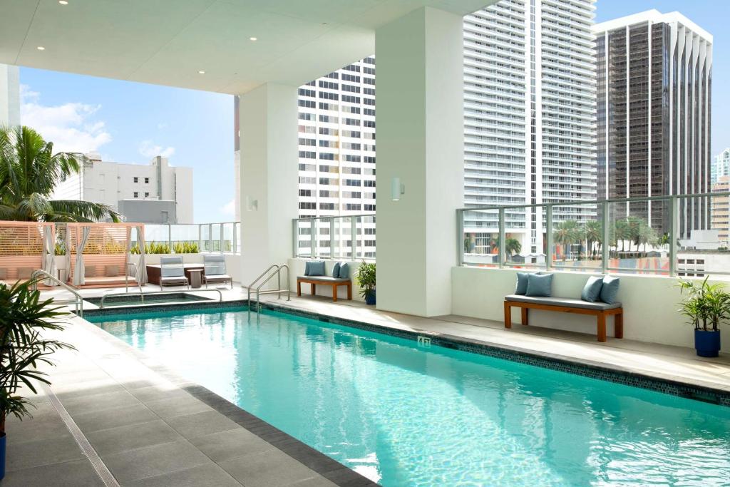 迈阿密YOTELPAD Miami的一座建筑屋顶上的游泳池