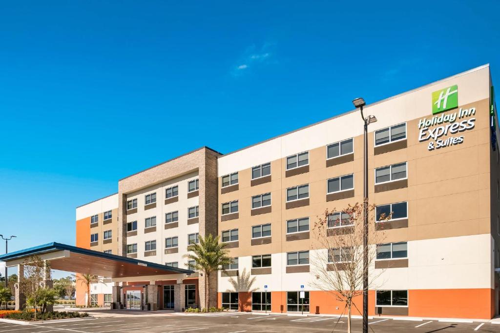 杰克逊维尔Holiday Inn Express & Suites Jacksonville - Town Center, an IHG Hotel的医院建筑的形象