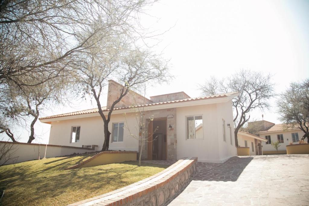 圣胡安－德洛斯拉戈斯Montelago Cabañas & Resort的砖车道的白色房子