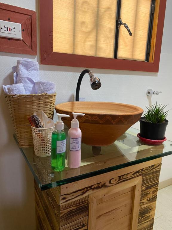 杜伊塔马Chalet Villa Ines un paraiso en las montañas的浴室柜台配有一个碗水槽和两瓶肥皂