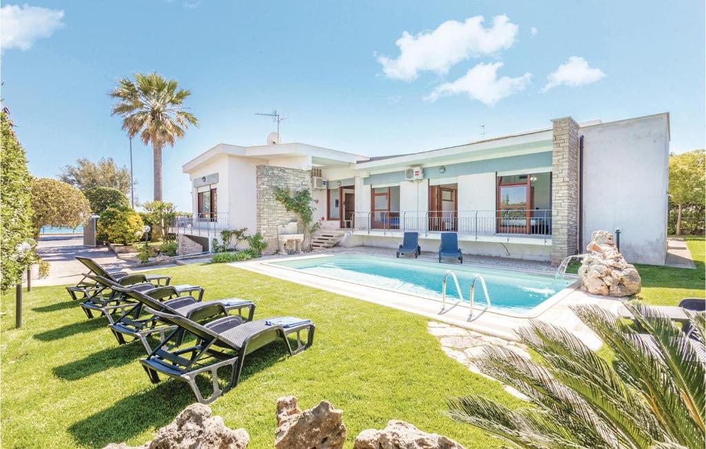 波多尔巴迪诺Awesome Home In Terracina lt With 6 Bedrooms, Wifi And Outdoor Swimming Pool的别墅 - 带游泳池和草坪