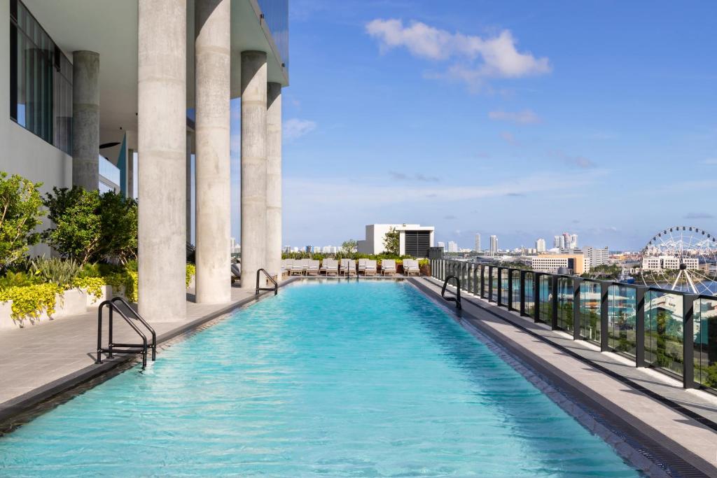 迈阿密The Elser Hotel Miami - An All-Suite Hotel的建筑物屋顶上的游泳池
