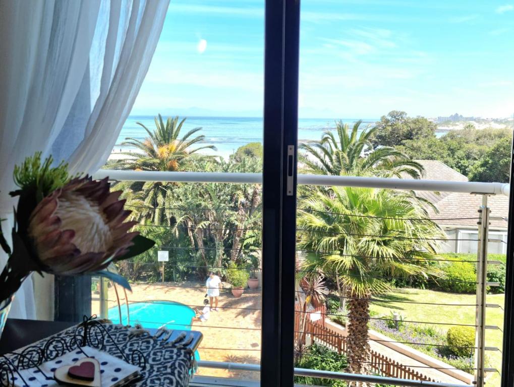 戈登湾Apartment18Lifestyle Gordons Bay Beachfront的客房可从窗户欣赏到海景