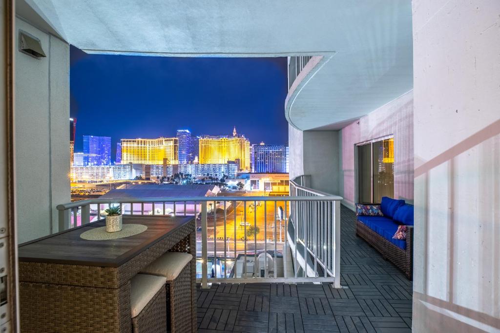 拉斯维加斯2100 SqFt Penthouse Suite W/ Strip Views! POOL GYM的阳台,晚上可欣赏到城市景观