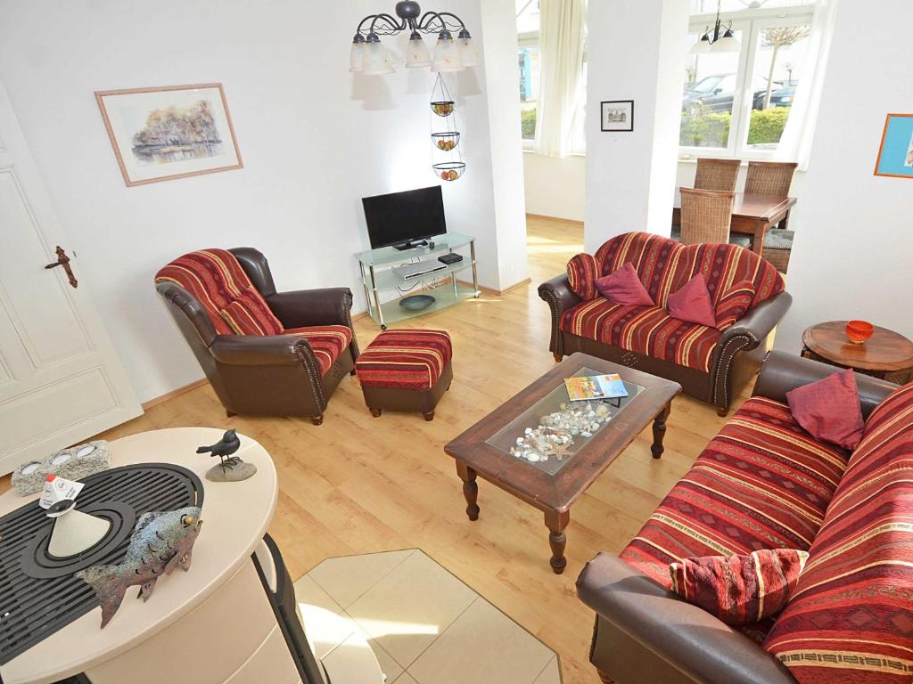 奥斯赛拜-塞林Villa Sanssouci - Apt. 01的带沙发和桌子的客厅