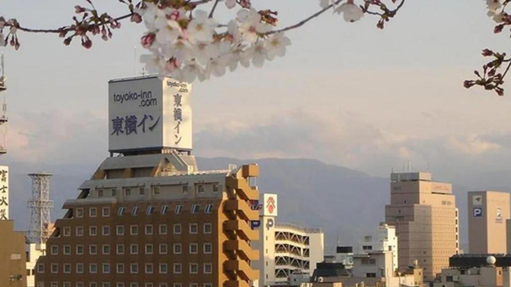 甲府Toyoko Inn Kofu eki Minami guchi No 1的城市景观,建筑背景