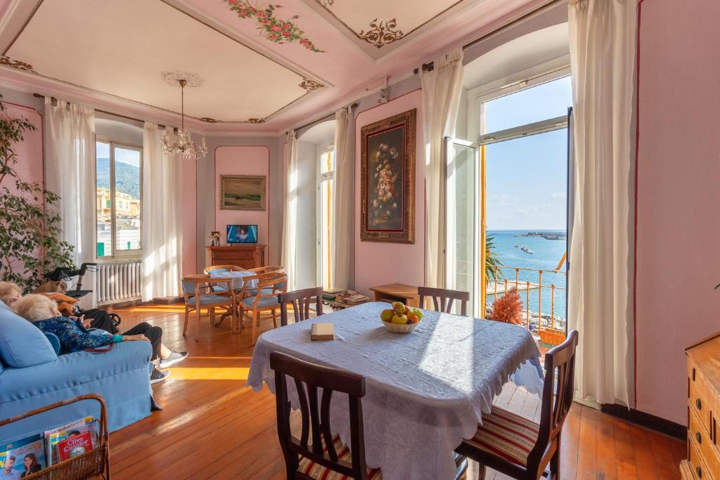 拉帕洛Albergo Bandoni的客厅配有桌子和蓝色沙发