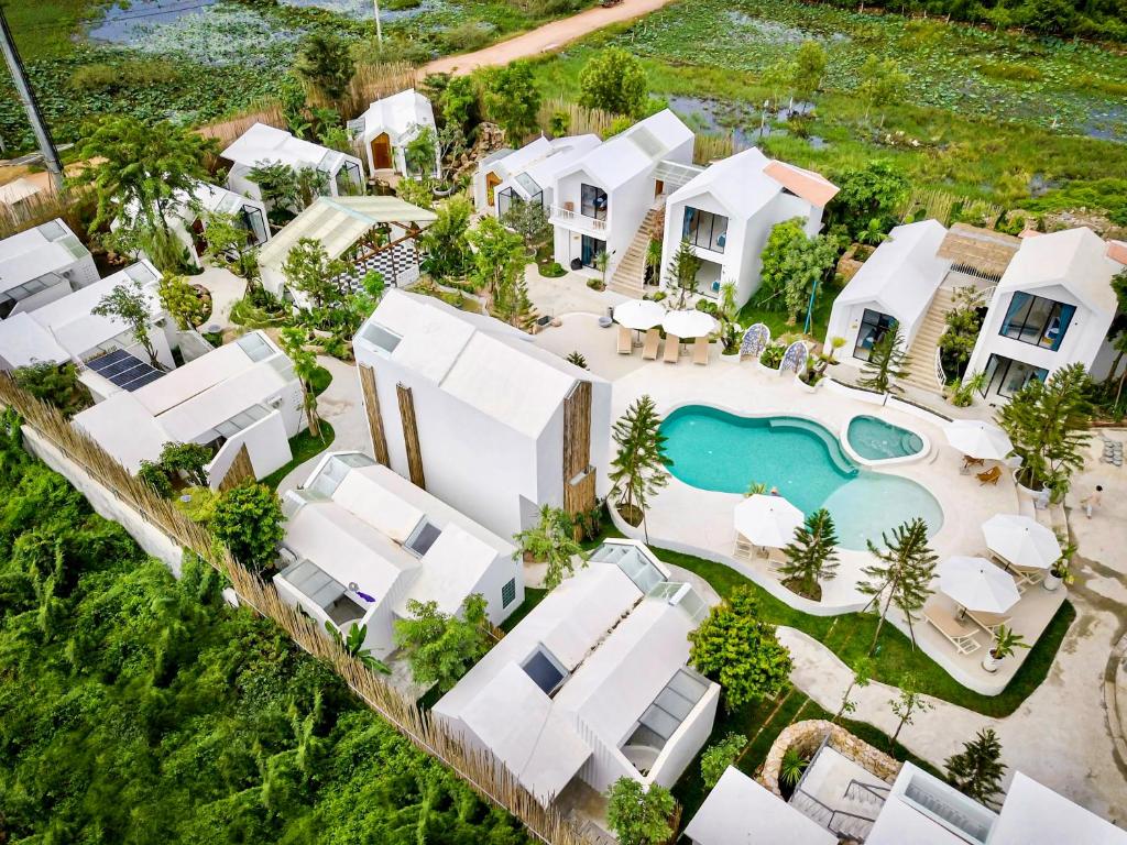 贡布Montagne Residence的享有带游泳池的别墅的空中景致