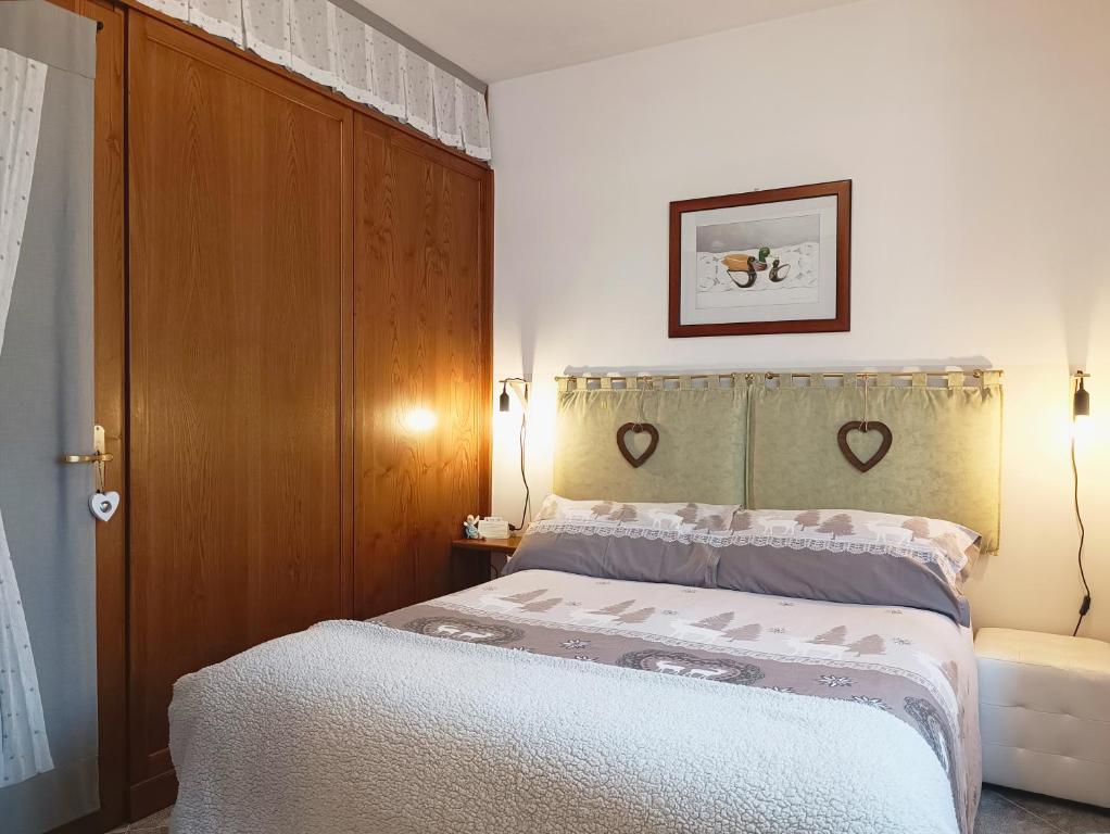 GiustinoLa CRI Bed & Breakfast的一间卧室配有一张床和一扇木门
