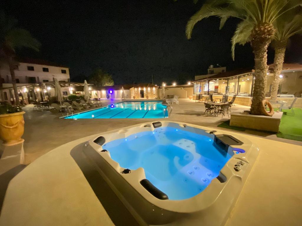 杰里科巴巴尔沙姆度假酒店的夜间游泳池 - 带热水浴池
