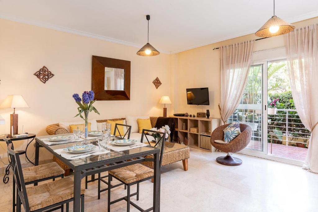贝纳尔马德纳BLONZU SAFARi的客厅配有桌椅和沙发