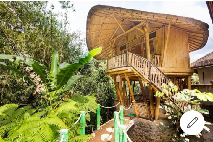 甘地达萨Pondok Salacca#bamboohouse#的花园中带大甲板的大型树屋