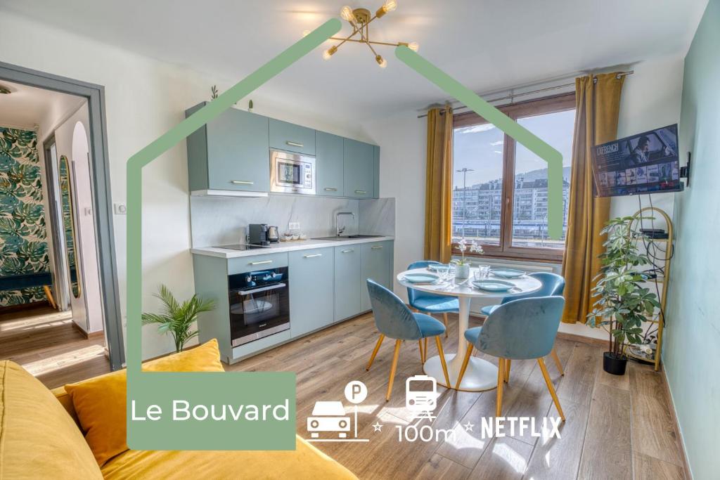 安锡Le Bouvard - MyCosyApart, Central Gare 100m, Netflix的厨房以及带桌椅的起居室。