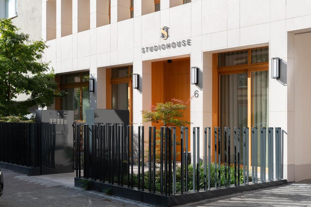 美因河畔法兰克福Studiohouse Frankfurt的商店前有门的建筑物