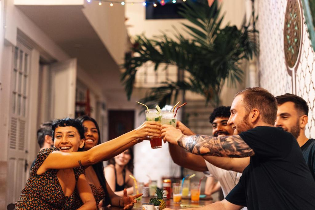 里约热内卢发现旅舍的一群坐在桌子上喝着饮料的人