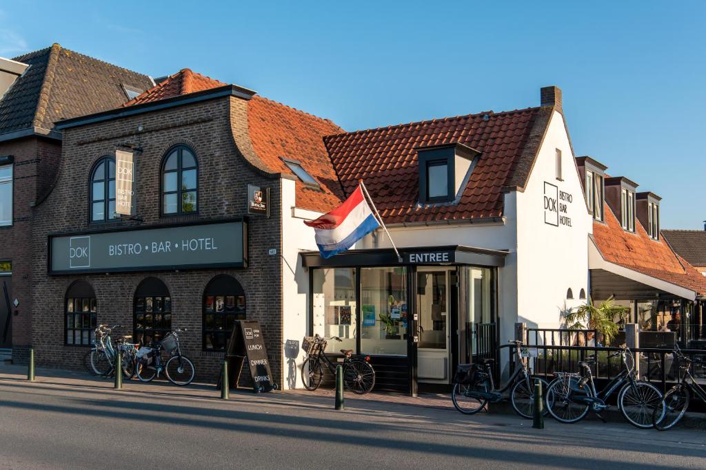 SteenbergenBar-Bistro-Hotel DOK的一辆自行车停在街边的建筑