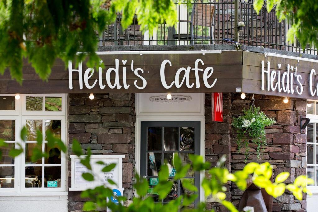 格拉斯米尔Heidi's Grasmere Lodge的带有读疗养咖啡馆标志的餐厅