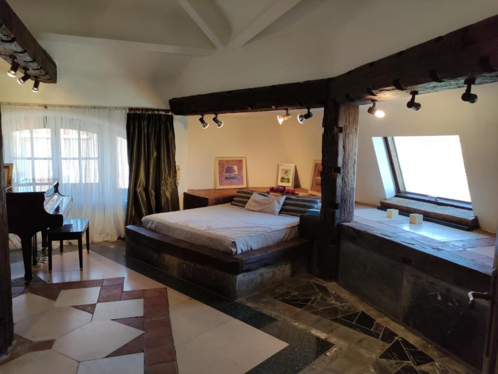 Charming Villa的一间卧室配有一张床、一张桌子和一把椅子