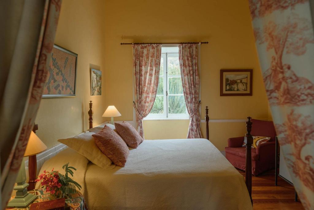 阿格特拉斯隆格拉斯乡村酒店的一间卧室设有一张床和一个窗口
