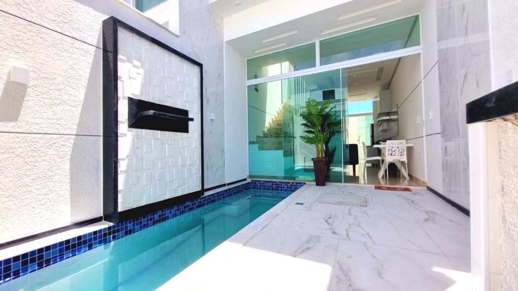塞古罗港Apartamento a 400 metros da praia de taparapuan的房屋中间的游泳池