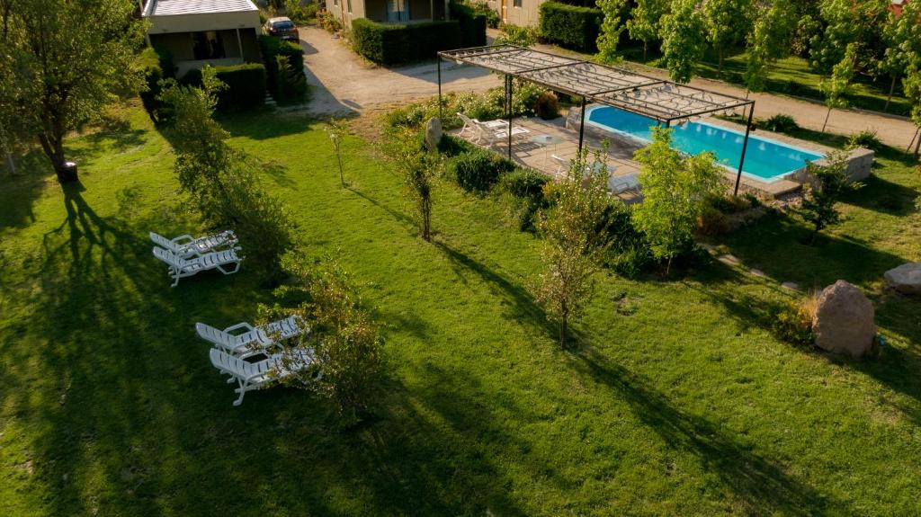 圣何塞德迈波Lodge del Maipo的享有庭院的顶部景色,设有野餐桌和游泳池