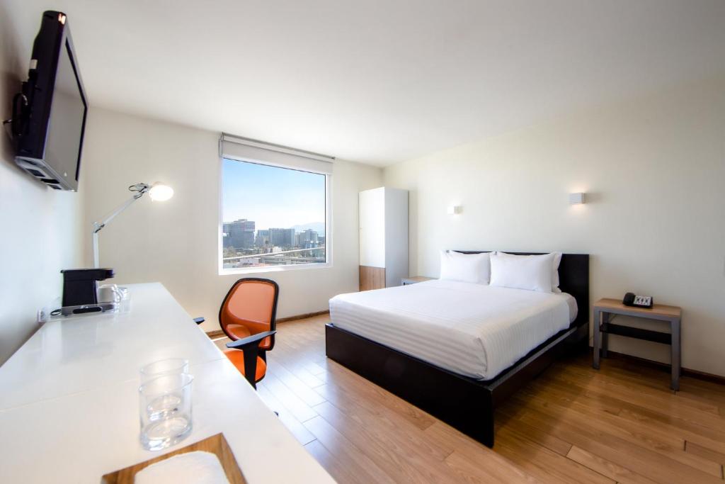墨西哥城Gamma Ciudad de Mexico Santa Fe的配有一张床和一张书桌的酒店客房