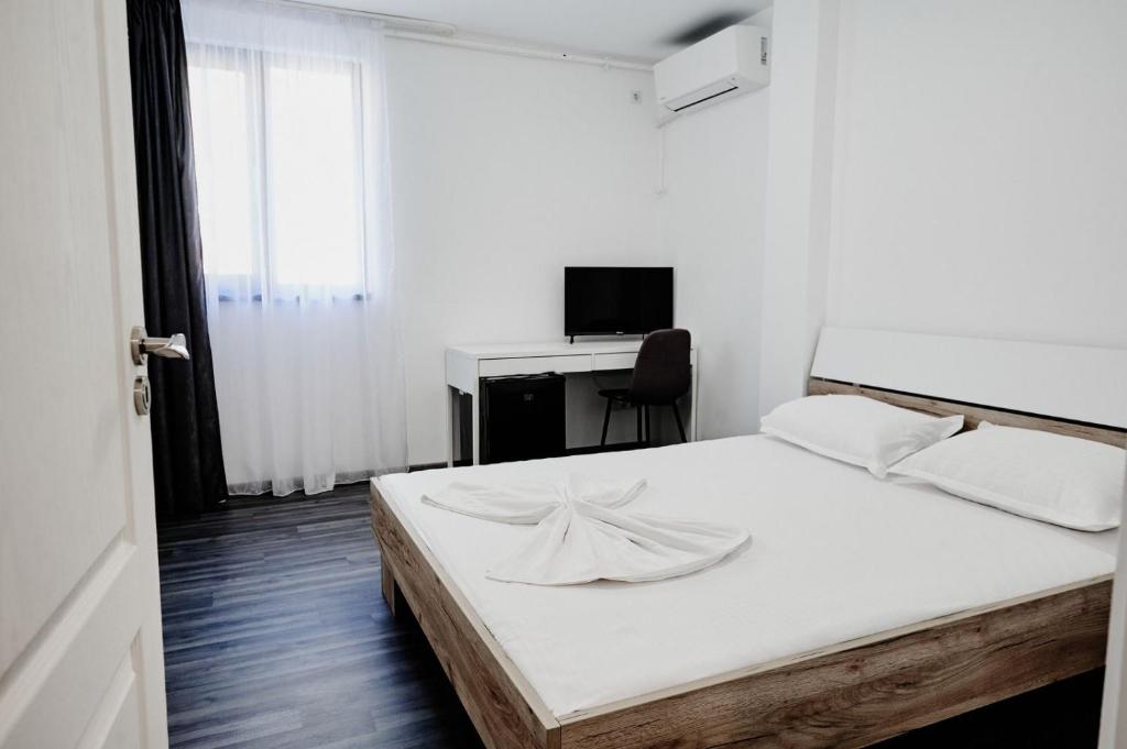 德罗贝塔-塞维林堡Casa Adan的白色卧室配有床和书桌