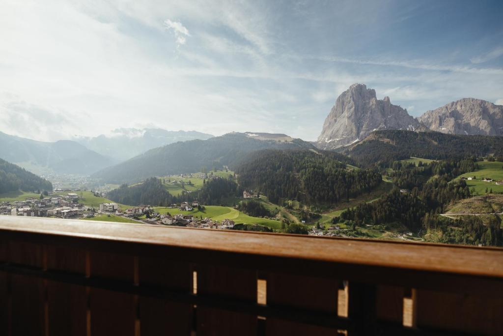 圣克里斯蒂娜Oberaldoss Residence Wellness的阳台享有山脉美景。