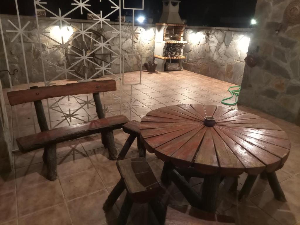 BellpuigCasa Aymerich的木桌和椅子