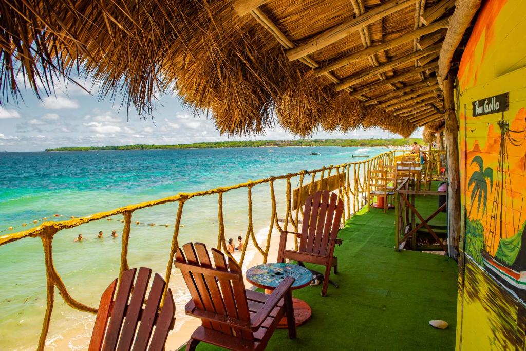 布兰卡滩Nuestros Tres Tesoros II的海滩上一家餐厅,设有椅子,享有海景