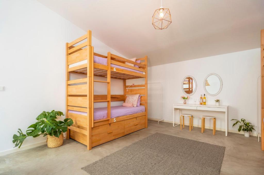 法鲁Female Hostel的一间卧室配有双层床和书桌
