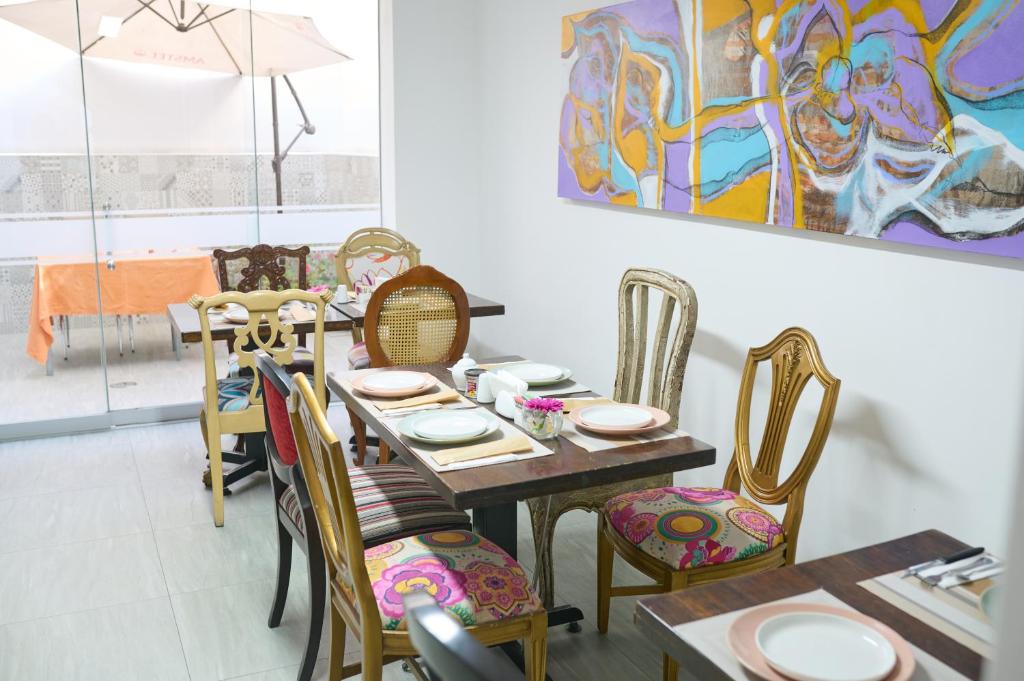 阿雷基帕Alma Casa Boutique的一间带木桌和椅子的用餐室