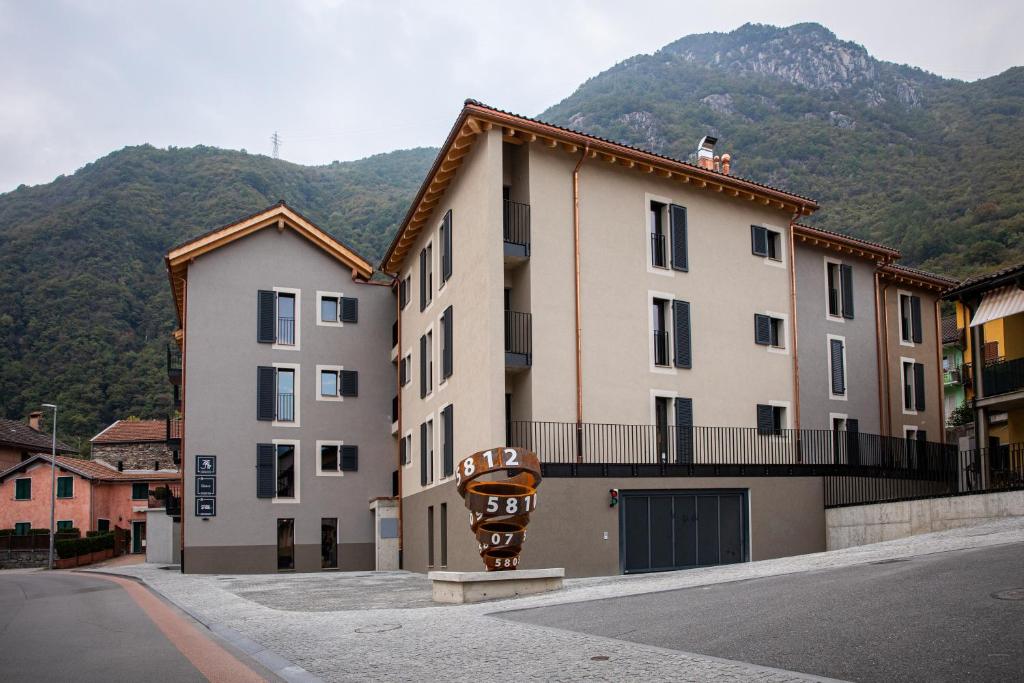鲁米诺Residenza 3544的一组背景为山脉的建筑