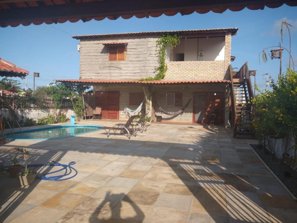 圣米格尔-杜戈斯托苏Casa Bete e Farouk的一座房子前面设有游泳池
