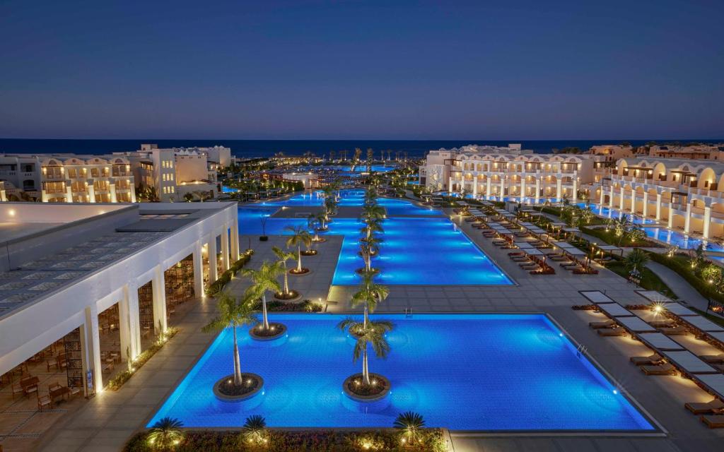 考拉亚湾Steigenberger Resort Alaya Marsa Alam - Red Sea - Adults Friendly 16 Years Plus的享有蓝色泳池的度假村的空中景致