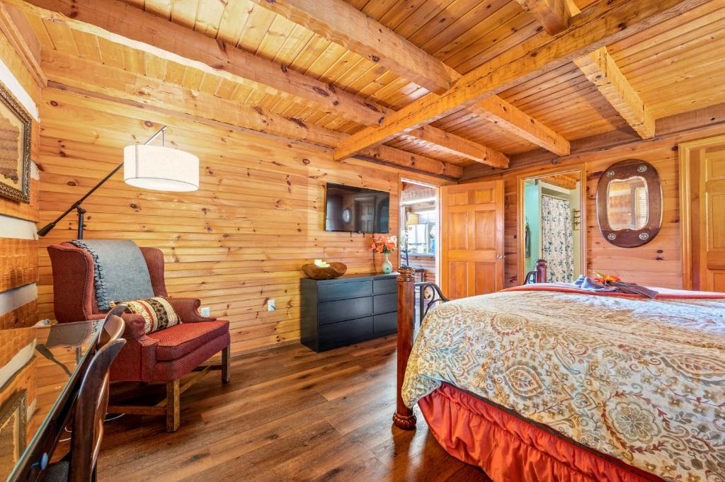 Barenberg Cabin - Secluded Unobstructed Panoramic Smoky Mountains View with Two Master Suites, Loft Game Room, and Hot Tub的电视和&#47;或娱乐中心