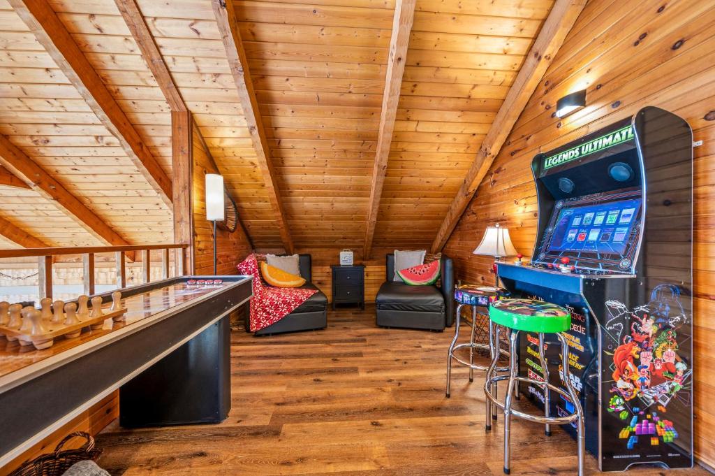 Barenberg Cabin - Secluded Unobstructed Panoramic Smoky Mountains View with Two Master Suites, Loft Game Room, and Hot Tub的电视和&#47;或娱乐中心