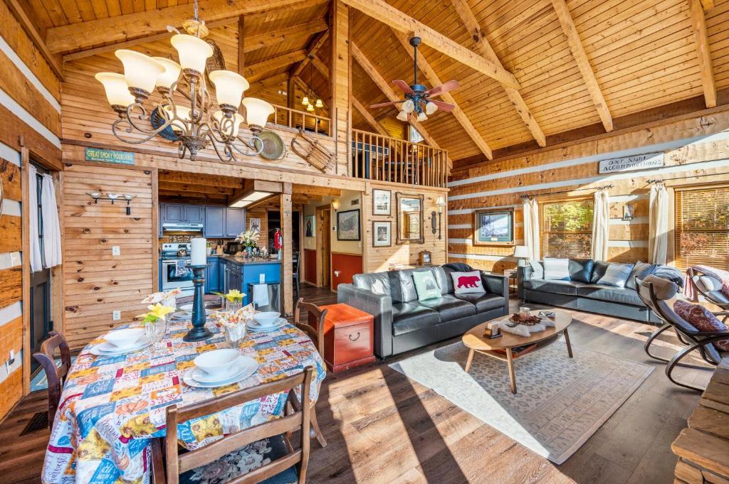 Barenberg Cabin - Secluded Unobstructed Panoramic Smoky Mountains View with Two Master Suites, Loft Game Room, and Hot Tub的休息区