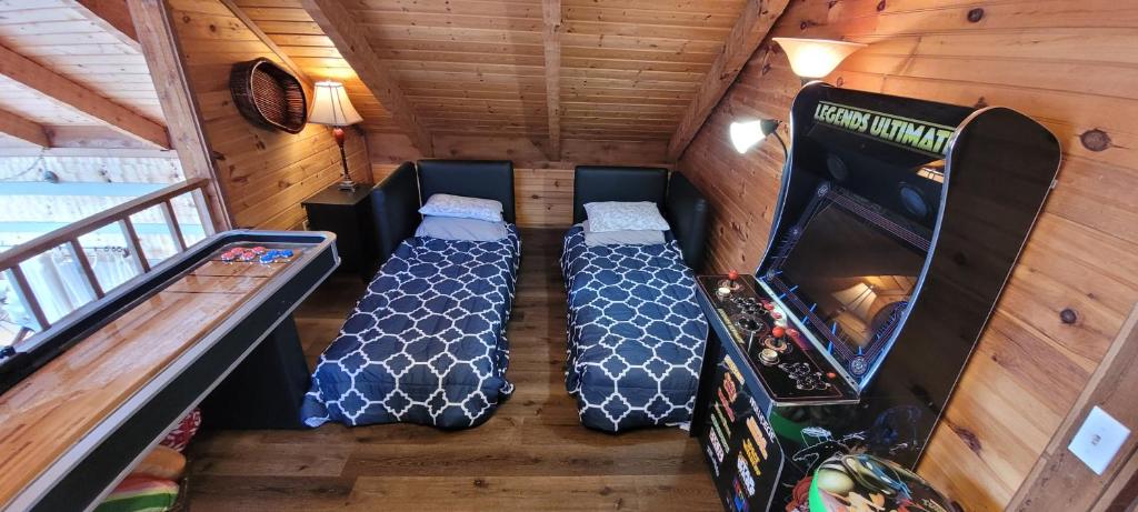 Barenberg Cabin - Secluded Unobstructed Panoramic Smoky Mountains View with Two Master Suites, Loft Game Room, and Hot Tub客房内的一张或多张床位