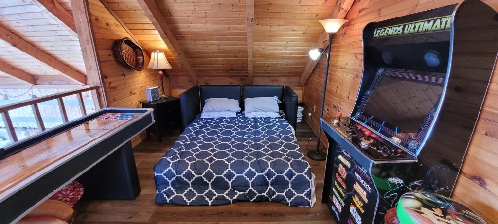Barenberg Cabin - Secluded Unobstructed Panoramic Smoky Mountains View with Two Master Suites, Loft Game Room, and Hot Tub的电视和&#47;或娱乐中心