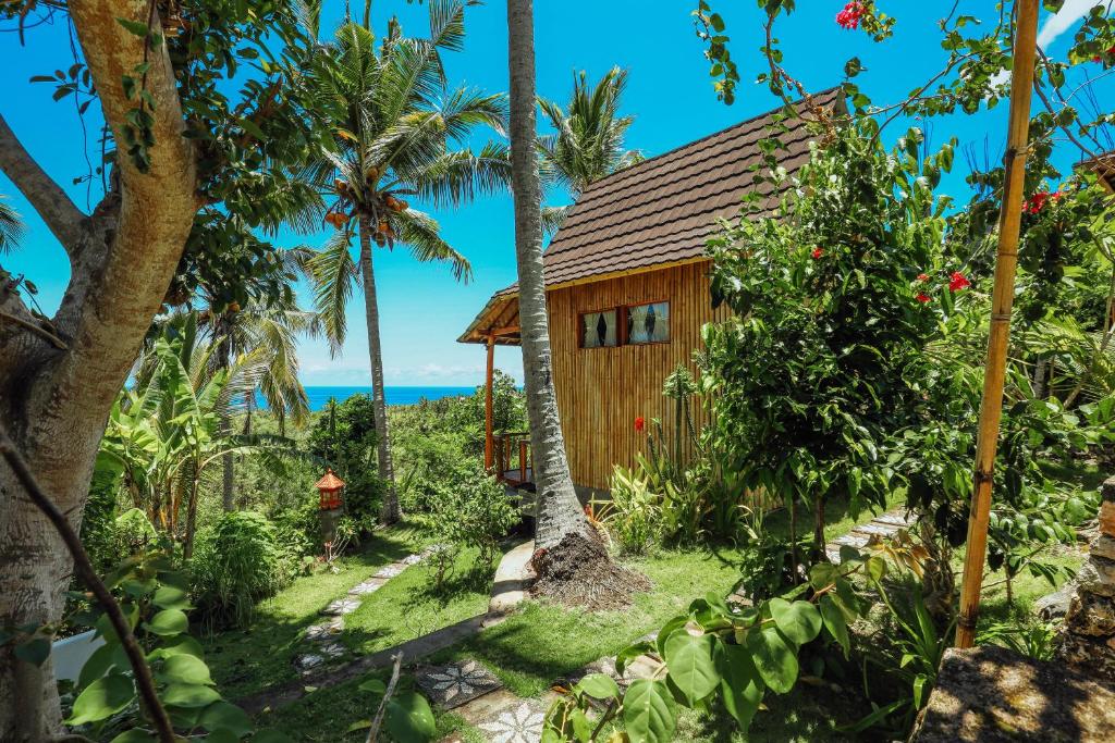 珀尼达岛艾杜森林小屋旅馆的棕榈树丛林小屋