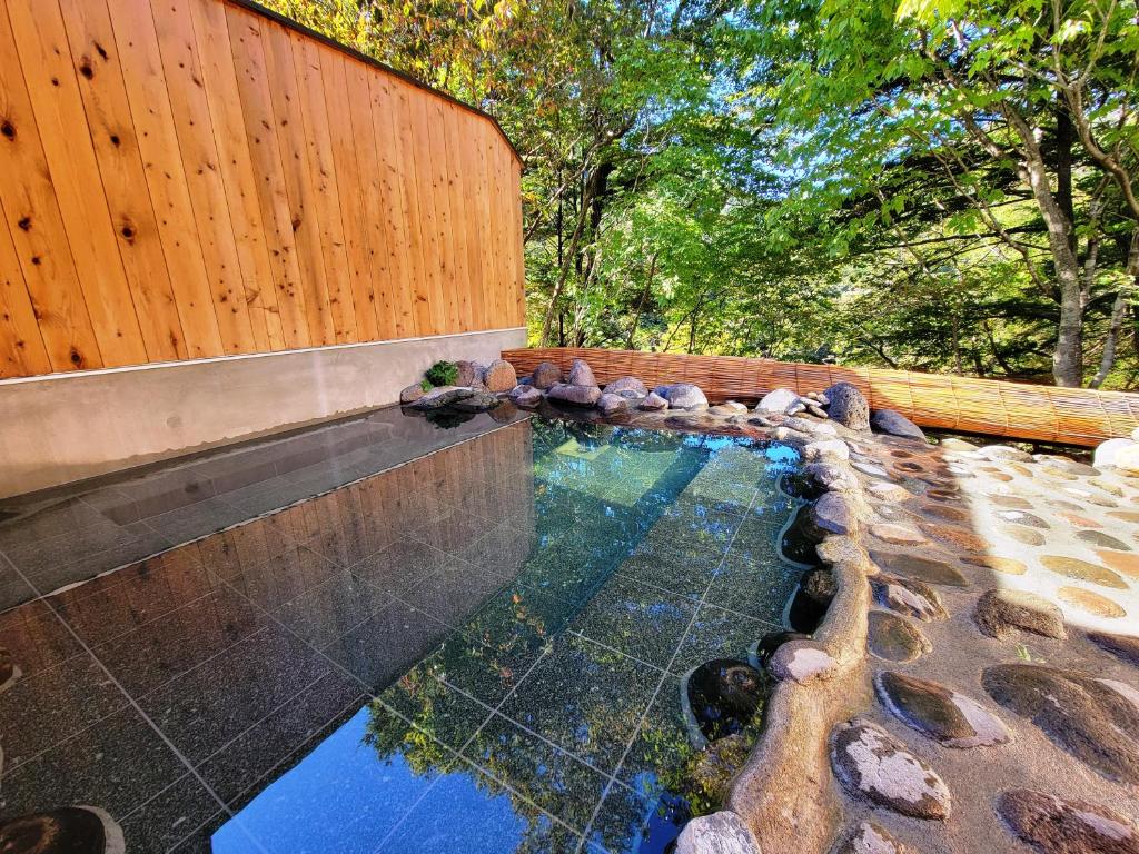 日光K's House Nikko - Kinugawa Onsen Hostel的一个带木栅栏的水池