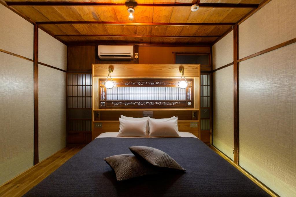 东京Bamba Hotel Tokyo-Private Townhouse-的卧室配有一张床
